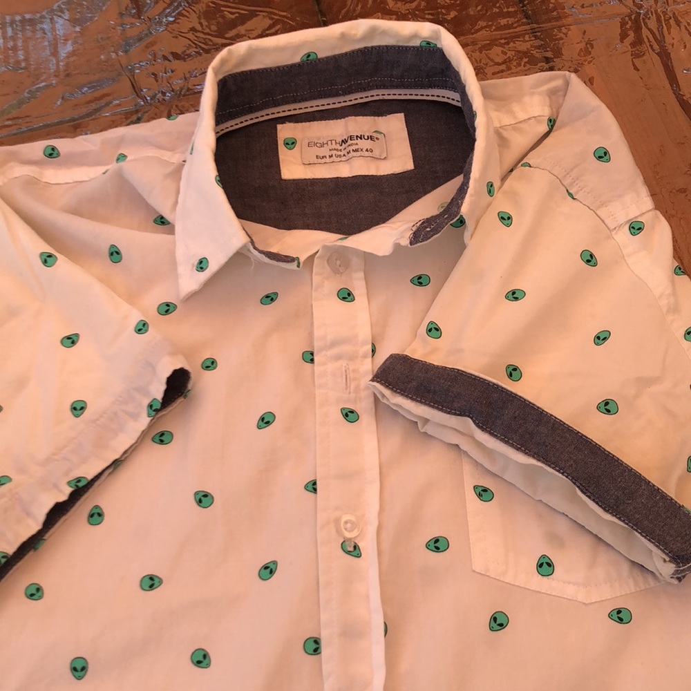 Unisex button down short sleeve  White w tealgreen aliens From Eighth Ave size M